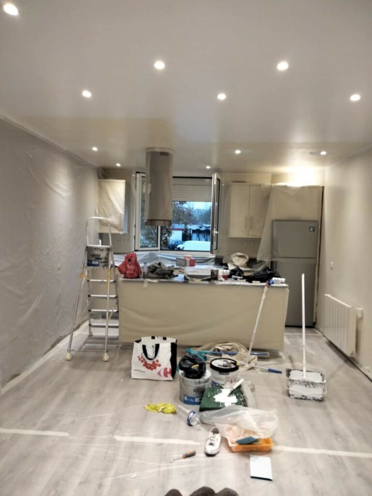 Préparation du chantier d'une cuisine pour un revêtement